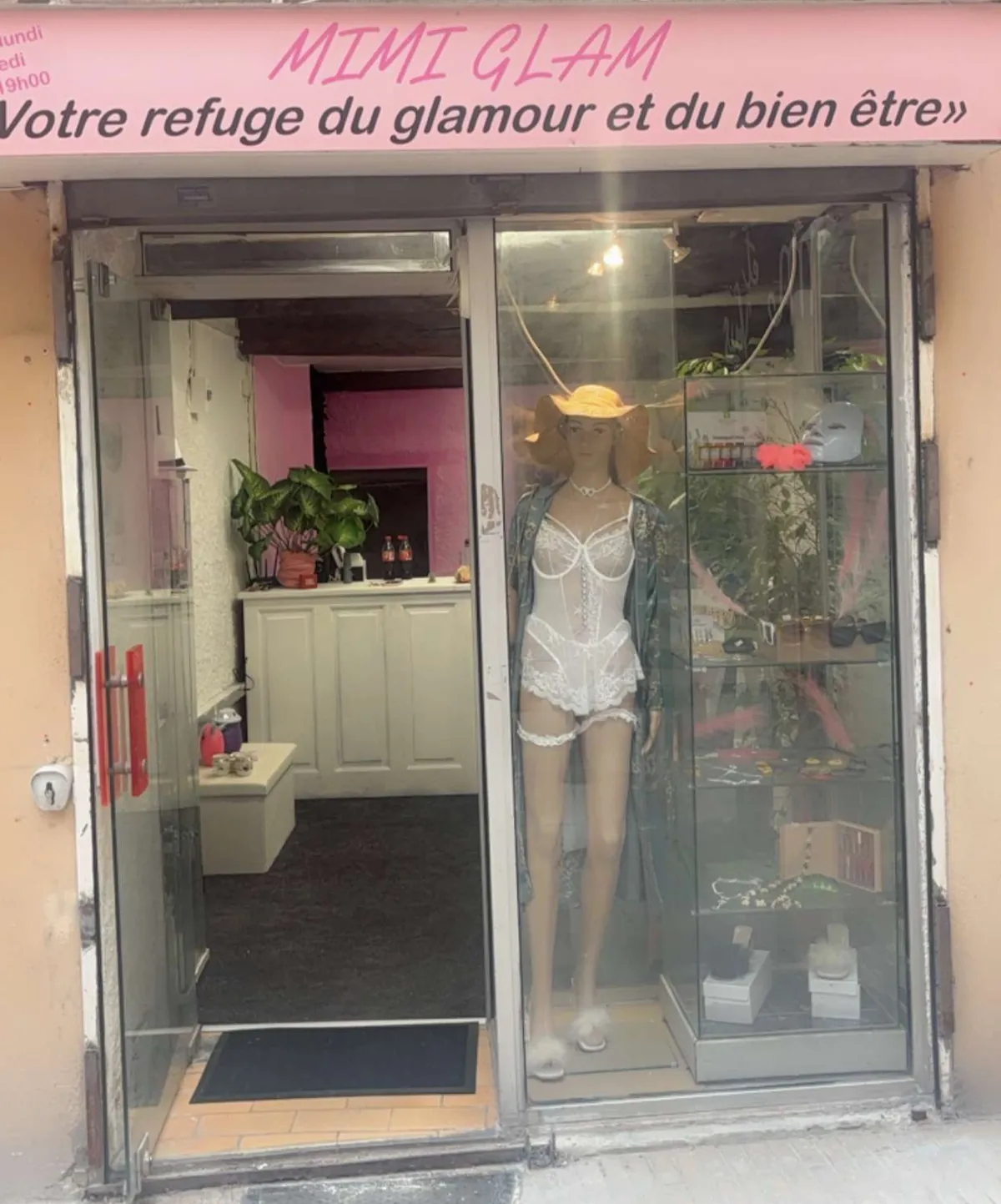 La vitrine du salon MimiGlam, rue de la Saunerie à Manosque